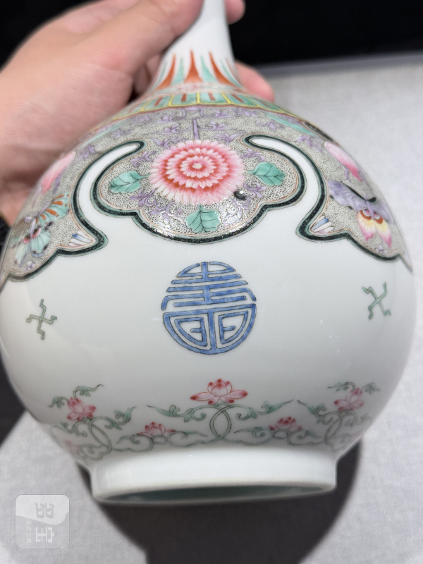 民国 粉彩如意披肩花蝶纹长颈瓶 - 图10